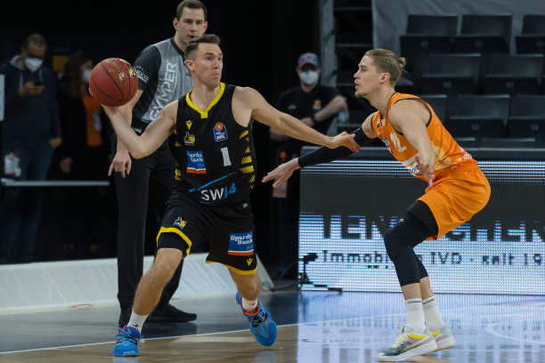 他在场上不 他在场上不